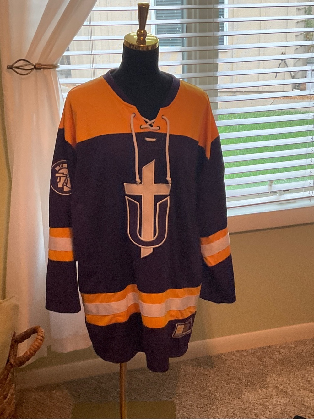 Men’s Size Large Taylor University Hockey Jersey, Great Condition!